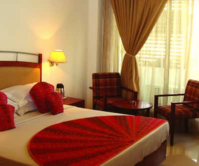 https://imgcld.yatra.com/ytimages/image/upload/t_hotel_yatra_city_desktop/v1447148409/Domestic Hotels/Hotels_New Delhi/Hotel Divine Inn/DELUX_ROOM.jpg